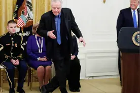 白宫这一幕，把特朗普都给逗乐了：安吉丽娜·朱莉父亲突秀舞姿视频封面