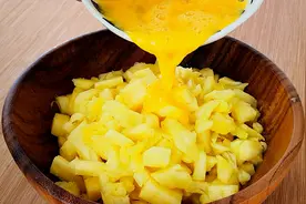 菠萝里打2个鸡蛋，没想到这么好吃，刚上桌就吃光，老幼皆宜视频封面