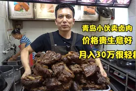 陕西小伙山东卖小吃，6平米小店月入30万，想吃还得排队视频封面