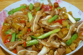 家常小炒泡椒猪耳，做法简单方便，既下酒又下饭