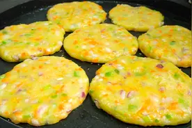 挑食孩子也爱这锅土豆饼，4分钟出一锅，柔软劲道，早餐吃来得及视频封面