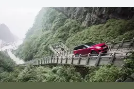 45度，共999级天梯的天门山，他竟开着汽车爬上去了视频封面