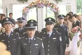 弟弟参加姐姐的婚礼，竟一身警服带着一队人，姐夫有点慌了视频封面