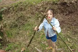 荒野妹子一个人野外求生吃烤鸡视频封面