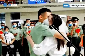 高甜时刻！退伍兵哥哥郑州东站求婚，结束8年爱情长跑视频封面