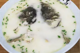 鱼头汤怎样做才奶白不腥，大厨教你2个技巧，看完你也会做，好喝