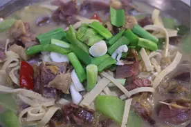 咸鸭腿煮千张、天气渐凉、我们安徽人就爱搞个小锅子、别提多香