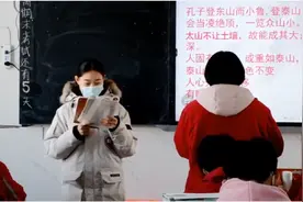 感人一幕！山东一高中老师上晚课突然晕倒，下一秒学生冲了上来视频封面