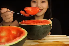 不同国家的人吃西瓜，印度吃西瓜太疯狂，韩国吃西瓜超有满足感视频封面