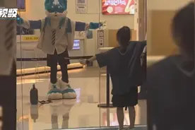 女孩隔着玻璃和“人偶”隔空斗舞，干脆利落的动作丝毫不怯场！视频封面