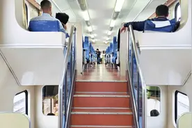 小伙第一次乘坐双层软座火车，感觉好高级，很有意思