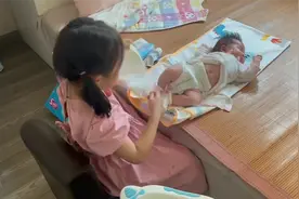 6岁姐姐第一次帮妹妹换尿不湿，手法娴熟又细心，比妈妈还棒视频封面