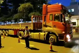 五辆重型卡车进入美国驻成都领事馆，大木箱被吊装在车上视频封面