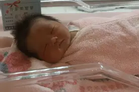 最好看的新生儿，五官都长得那么完美，网友：长大了绝对是帅哥！视频封面