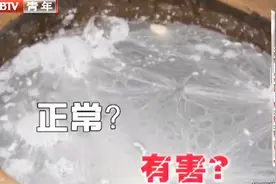 积酸菜时容器内出现白毛，是正常发酵还是有害物质，能吃吗？