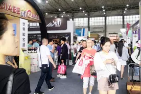 贵州酒博会开始了，会展上不再卖茅台酒，但观众可以免费喝视频封面