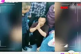 一瓶白酒下肚，三男子在火车上“桃园三结义”，乘客们笑翻了视频封面