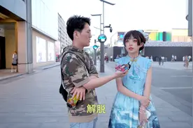 亲手删掉自己喜欢的人是什么感受？爱而不得的卑微！视频封面