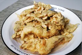 炸平菇时，焯水还是不焯水？饭店都喜欢这样做，在家也能做大厨视频封面