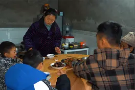 媳妇几天没吃肉了，用田地里采摘的新鲜豌豆炒酱肉，好吃又下饭视频封面
