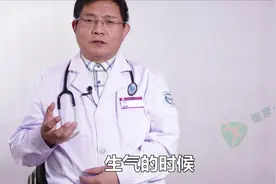 左胸口闷疼是怎么回事？一般出现哪种疼痛要立即就医？视频封面