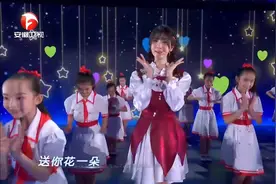 李昕融演唱《听我说谢谢你》，嗓音甜美好听，让人无法忘记｜春晚视频封面
