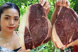 柬埔寨姑娘 户外厨房烹饪美味大牛排 蘸黑椒吃看得我都饿了视频封面