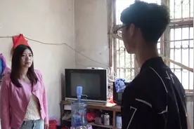 弟弟上姐姐家借住，走后姐姐掀开被子看到一叠钱，弟弟终于长大了视频封面