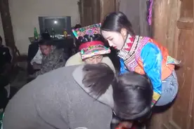 彝族美女川大毕业，留在成都当空姐，回家先把婚结了视频封面