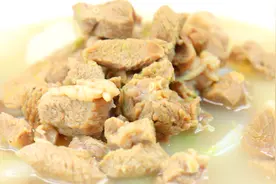 厨师长分享家常羊肉萝卜汤做法，羊肉软烂鲜嫩无膻味，温润滋补视频封面
