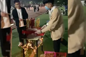 郑州一大学生在操场摆摊卖糖葫芦“赚大钱”不料朋友太多闹笑料视频封面