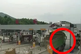 为省40元买烟男子驾车闯卡 警方：行政拘留4日，罚800元更换栏杆视频封面