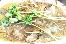 鲫鱼炖粉条，做法简单，家常味道，鱼味鲜美，粉条比鱼更好吃