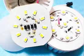 LED灯不亮，一闪一闪，80％都是这里出了问题，随便修修就能用了视频封面