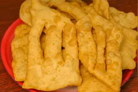 炸油饼只要面和的好，饧的好，个个外酥里软起大泡，胡辣汤标配