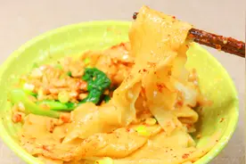 厨师长教你做特色油泼面，纯手工面条，配方详细，吃完满嘴流油视频封面