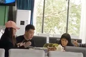 张馨予孕晚期食欲大增，一家五口外出聚餐其乐融融视频封面