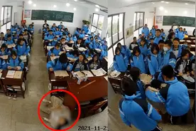 暖心！湖南一怀孕女教师上课时突然晕倒，学生一个箭步冲上前搀扶视频封面