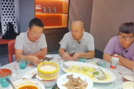 你知道吗？举杯敬酒有两个礼仪细节，一个叫亮杯，一个叫两举....视频封面