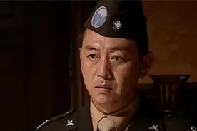 国军进村抢百姓粮食，总司令直接撕掉军徽军法处置，霸气视频封面