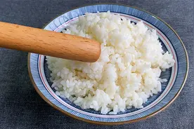 剩米饭别炒着吃了，教你新吃法，锅里蒸一蒸，上桌就是一道硬菜视频封面