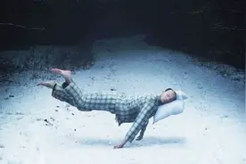 睡眠可能是一种死亡？专家：深度睡眠和死亡状态没差别，你还羡慕视频封面