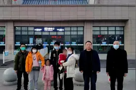 湖北一女子带俩娃深夜流浪街头，广州民警暖心救助视频封面