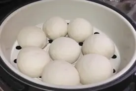 用电饭锅蒸馒头，又大又松软，效果非常好你也试试吧，春日美食家视频封面