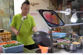 国外看中国街头大厨炒粉 炒饭 一分钟出餐 老外：他的技术太强了视频封面