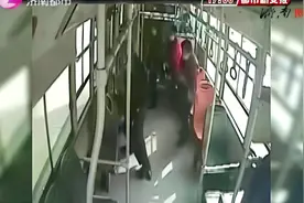 乘客休克性窒息 公交司机跪地施救视频封面