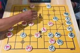 两个老对手下棋真激烈啊，旁人在这吵起来了，谁都不想输给对方视频封面
