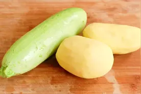 西葫芦搭配土豆，教你个好吃新吃法，鲜香入味营养高，孩子超喜欢视频封面