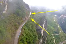 航拍贵州深山里的一条公路，竟修在百米高悬崖峭壁上，太吓人了视频封面