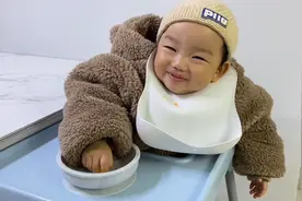 女儿1岁多就成了吃货，看她吃饭就像看吃播，妥妥的干饭人视频封面